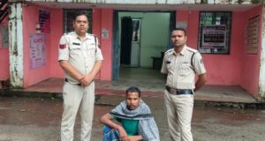 मुर्गा जल्दी देने की बात पर भड़का दुकानदार, मुर्गा काटने वाले कत्ते से युवक के पैर पर किया वार, आरोपी गिरफ्तार