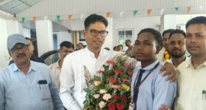 बिरहोर विशेष जनजाति मेरिट सूची में छत्तीसगढ़ में प्रथम आया संजय, वित्त मंत्री ओ.पी. चौधरी ने किया सम्मानित